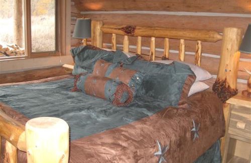 Darby House | Tranquil Mountain Glamping Retreat: Stunning Log Cabin with a Hot Tub in Darby, MT