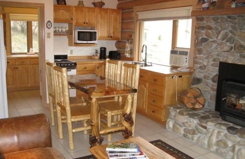 Darby House | Tranquil Mountain Glamping Retreat: Stunning Log Cabin with a Hot Tub in Darby, MT