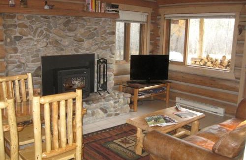 Darby House | Tranquil Mountain Glamping Retreat: Stunning Log Cabin with a Hot Tub in Darby, MT