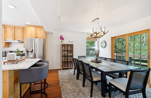 Summit Park House | Tranquil Mountain Retreat Scenic Views & Hot Tub 4 Bedroom Home by RedAwning