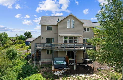 Summit Park House | Tranquil Mountain Retreat Scenic Views & Hot Tub 4 Bedroom Home by RedAwning