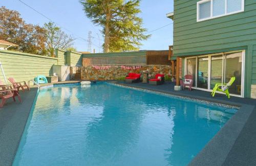 Saanich West House | Tranquil Oasis 2 bedroom Suite with Pool View
