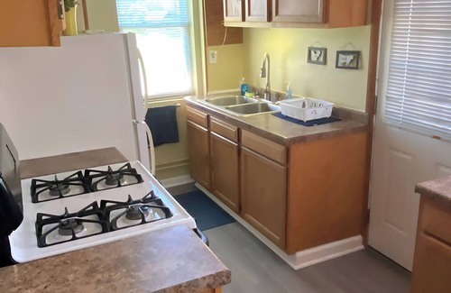Conneaut Lakeshore Cottage | Tranquil Pondside Escape -Possible 8- with Air Mattress