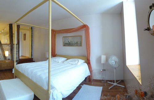 Sainte-Foy-la-Grande Bed & Breakfast | Tranquil Riverside Suite