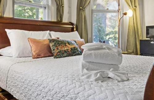 Clifton Apartment | Tranquil Retreat amidst Clifton & Crescent Hill's Vibrant Energy