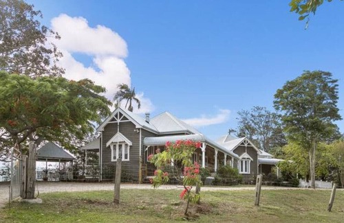 Ewingsdale House | Tranquil Retreat: Charming Country Homestead on 12 Acres, 6km to Byron Bay