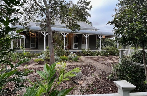 Ewingsdale House | Tranquil Retreat: Charming Country Homestead on 12 Acres, 6km to Byron Bay