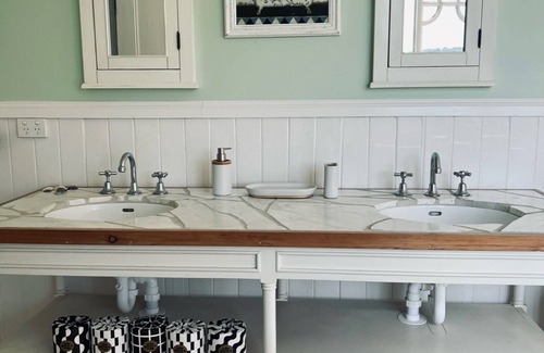 Ewingsdale House | Tranquil Retreat: Charming Country Homestead on 12 Acres, 6km to Byron Bay