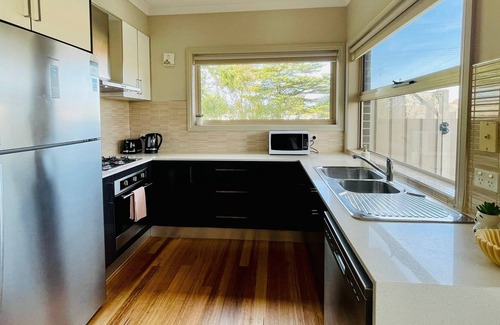 Glenroy House | "tranquil Retreat Near Airport: A Spacious 3-bedroom Haven"