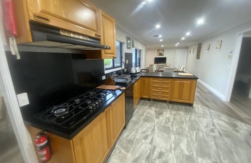 Bundanoon House | Tranquil Retreat with Stunning Mountain and Country Views –Your Perfect Getaway!