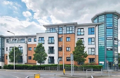 Grays Apartment | Tranquil Riverside Apartment in Grays