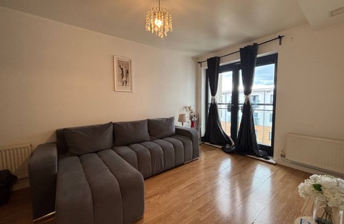 Grays Apartment | Tranquil Riverside Apartment in Grays