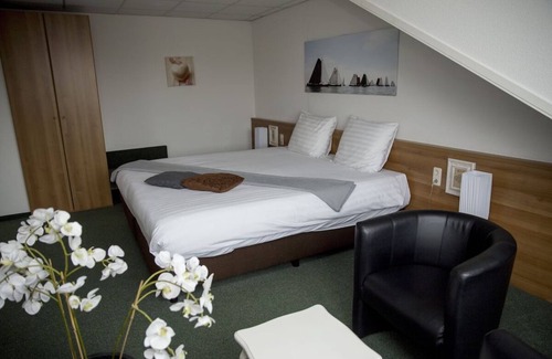 Heerenveen Hotel | Tranquil Sanctuary close to Top Landmarks, Scenic Outdoors & Attractions