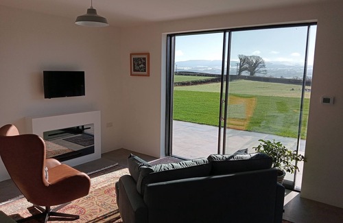 Llandefalle Apartment | Tranquil setting overlooking the Black Mountains in a well-equipped apartment.