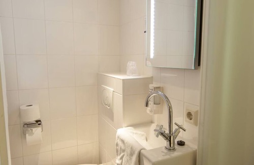 Beekbergen-West Hotel | Tranquil Setting with Bike Rentals and Family Attractions Nearby! Free Parking