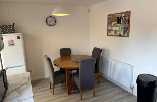 Ridgeway House | Tranquil Sheffield Retreat - 3 Bedroom House