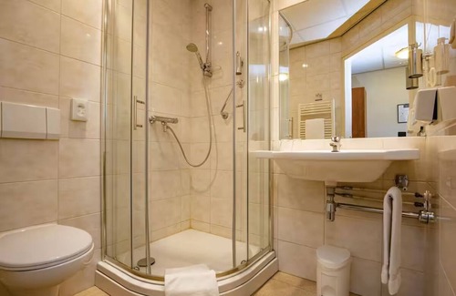 Zon en Schild Hotel | Tranquil Stay with Free Parking, Outdoor Terrace and Biking Adventures