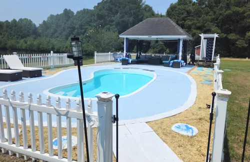 Orangeburg County Apartment | Tranquil Studio Cottage features a remodeled full kitchen, heated pool,& fishing