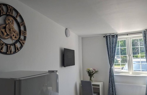 South Ruislip Apartment | Tranquil Studio Retreat with free parking