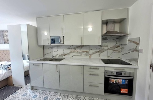 South Ruislip Apartment | Tranquil Studio Retreat with free parking