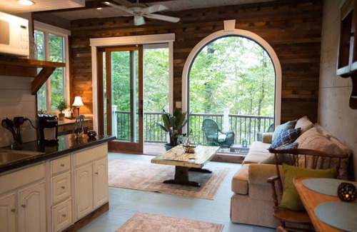 Waterford House | Tranquil Treehouse Cottage, King Bed, River View