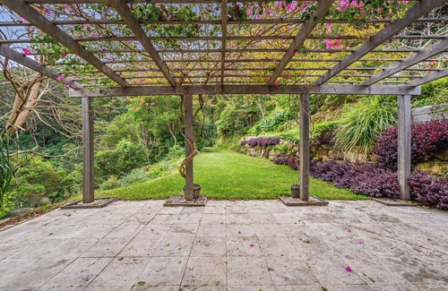 Korora House | Tranquil Treetop Haven: 3 Bedroom Home with Stunning Views