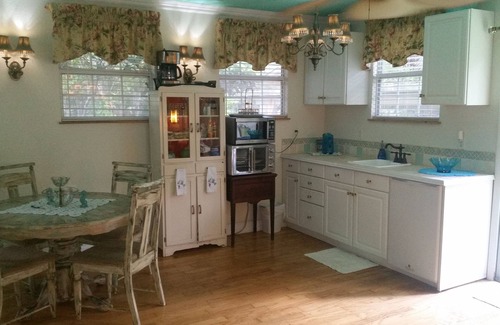 Homosassa Cottage | Tranquil Waterfront Cottage. 1 Bedroom, 1 Bathroom. Sleeps 2