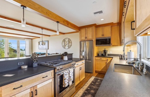 Moscow Villa | Trapp Hill View: 2 br, fireplace, a/c, deck & views, resort amenities!