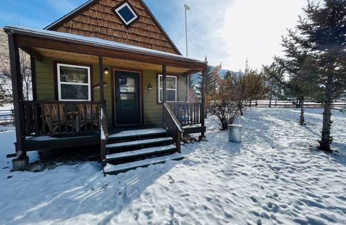 Salmon Cabin | Trapper Cabin, Greyhouse Inn Vacation Rentals