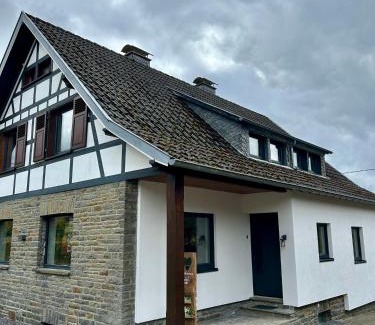 Hofen House | Traumfabrik Eifel mit Sauna & Whirlpool