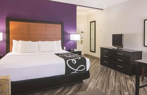 Airport North Hotel | Travel With Ease – Free Shuttle + Comfortable Accommodation | Free Breakfast