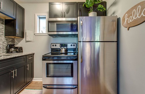 Melrose Apartment | Traveler's Pad 3 Miles From Downtown Braodway!
