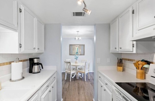 Bayview Condo | Traveler's Paradise! 1/1 Condo W/D Private Beach!