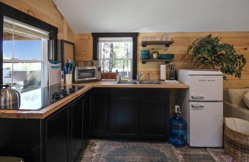 Gilman House | Travelers Haven: Cozy Romantic Log Cabin, Fire Pit, AC, Gas Grill, Dog Included, FAST WiFi,