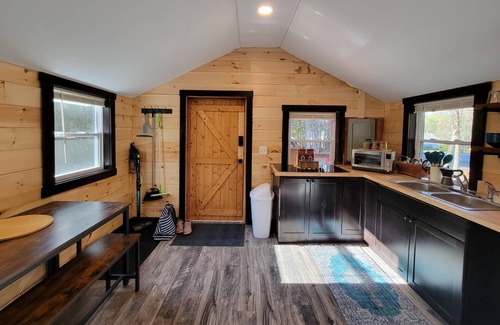 Gilman House | Travelers Haven: Cozy Romantic Log Cabin, Fire Pit, AC, Gas Grill, Dog Included, FAST WiFi,