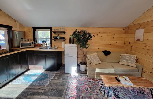 Gilman House | Travelers Haven: Cozy Romantic Log Cabin, Fire Pit, AC, Gas Grill, Dog Included, FAST WiFi,