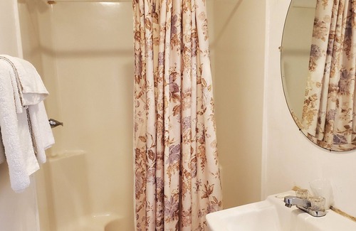 Chesapeake Hotel | Travelers Motel