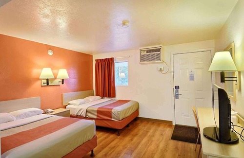 Brattleboro Hotel | Travelodge by Wyndham Brattleboro VT