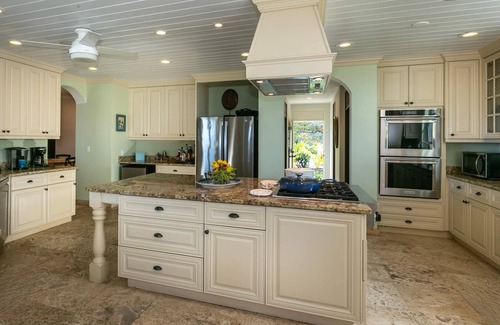 Hart Bay Villa | Tre Vista Estate Generator on Property!