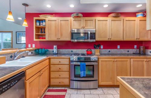 Shorepine Village House | Treasure Chest