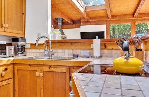 Guerneville House | Tree Fort:FUN Treetop Cabin Perfection!Outdoor TV! EV Charger! HtTb,Decks,Pup