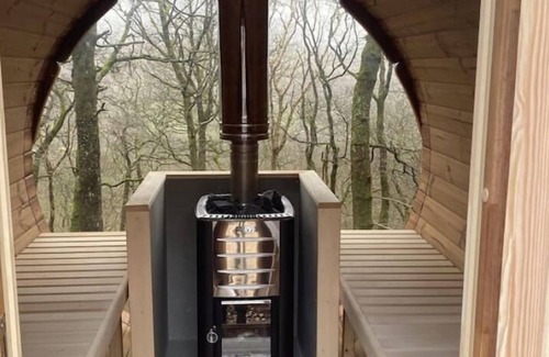 Llanelltyd Cabin | Tree House Cabin with Hot tub & Sauna - In Snowdonia