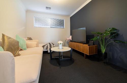 Treeby House | Treeby's Finest Family Home 4bdr 2bth