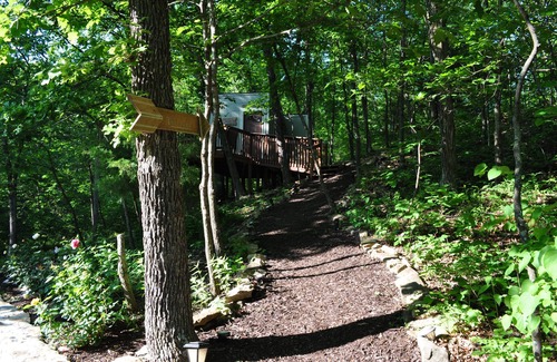 Lenexa Cabin | Treehouse with deck