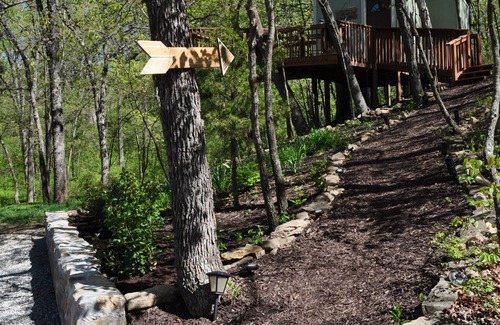 Lenexa Cabin | Treehouse with deck