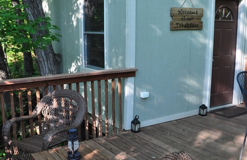 Lenexa Cabin | Treehouse with deck