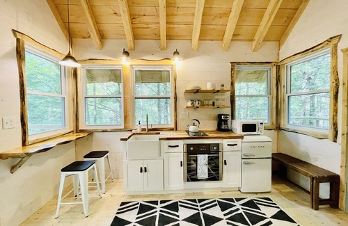 Bryant Pond Cabin | Treehouse With Hot Tub Close to Sunday River!