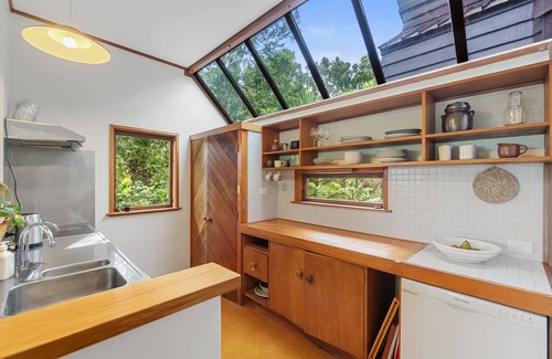 Titirangi House | Treetop Sanctuary - Titirangi Holiday Home