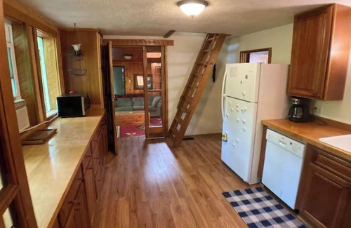 Highland  Vermillion County Cabin | Treetops Cabin in the Woods!