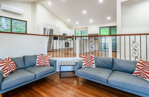 Hardys Bay House | 'Treetops on the Bay' by Accom Holidays